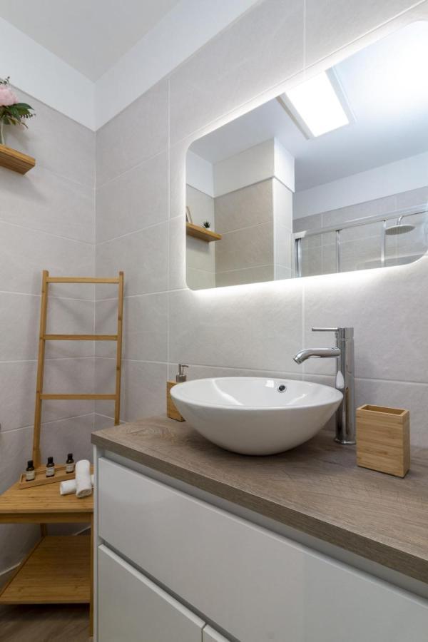 Homeforguest New Modern Apartment With Pool 아로나 외부 사진